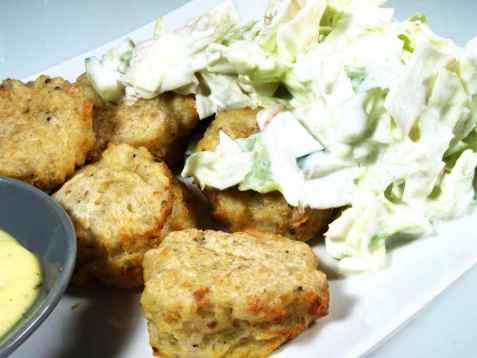 Torskeboller med verdens enkleste salat oppskrift.
