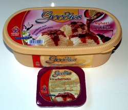 Bilde av Hennig Olsen Goodies Vaniljeis og kirsebærsaus. Bilde av Hennig Olsen Goodies Vaniljeis og kirsebærsaus.