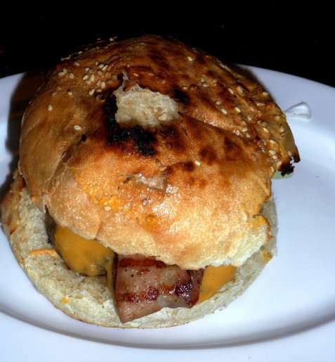 Bilde av Tollboden Classic burger. Bilde av Tollboden Classic burger.