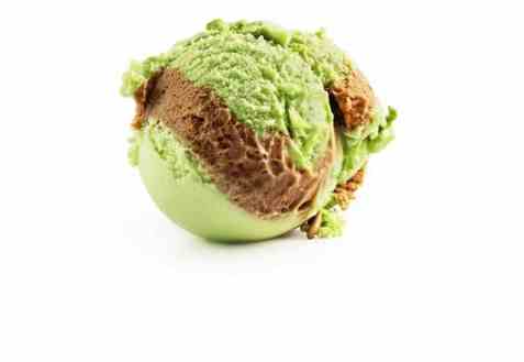 Bilde av Hennig Olsen slurp Cola og Grønt Eple sorbet.