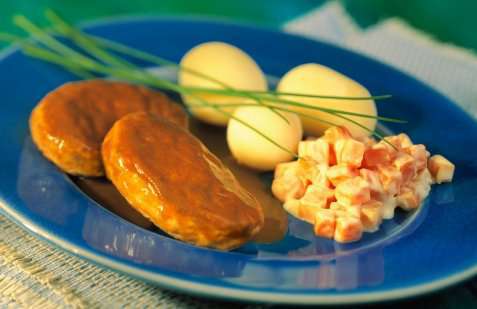 Bilde av Fjordland Fiskekaker av steinbit med gulrotstuing og poteter.