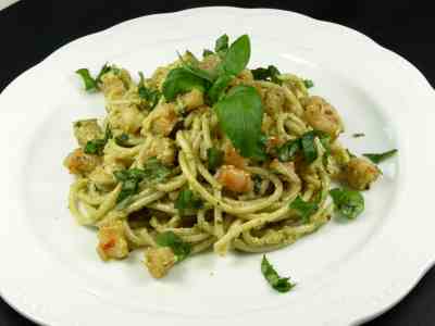 Hjemmelaget pesto med pasta Hjemmelaget pesto med pasta