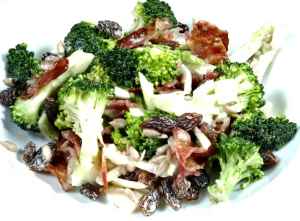 Vår spesial broccolisalat med bacon og annet godt. Vår spesial broccolisalat med bacon og annet godt.
