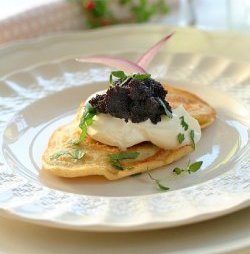Blinis med sort kaviar oppskrift.