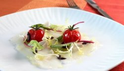 Gravet Norsk Kveitecarpaccio med lune tomater og små salater oppskrift.
