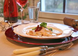 Prøv også Gravet, ovnsstekt kalkunfilet med ovnsbakte rødbeter, valnøttvinaigrette, frissé- og brønnkarsesalat.