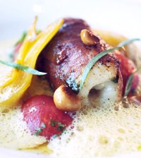 Prøv også Fisk i Birkebeinerskinke og estragon, syltet tomat, appelsinkokt fennikel og safranskum.