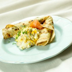 Fylte krydrede pannekaker med laks og egg oppskrift.
