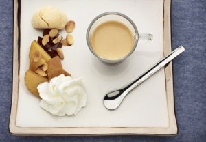 Prøv også Vanilla coffee dessert with apples and almond macaroons.