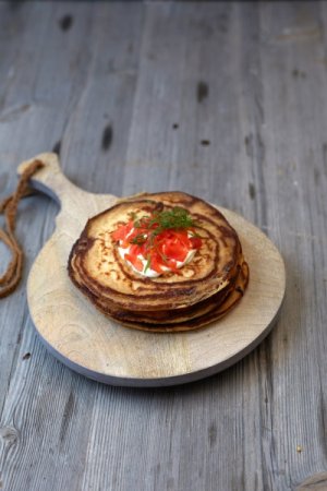 Prøv også Blinis med røkelaks, rømme og dill.