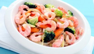 Reker med appelsinsyltede grønnsaker og pasta