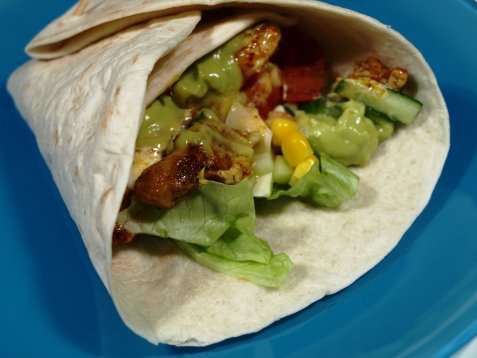 Kyllingwraps med blandet salat, rømme, guacamole,  oppskrift.