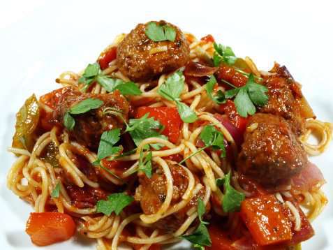 Pasta og tomatsaus med kyllingboller oppskrift.