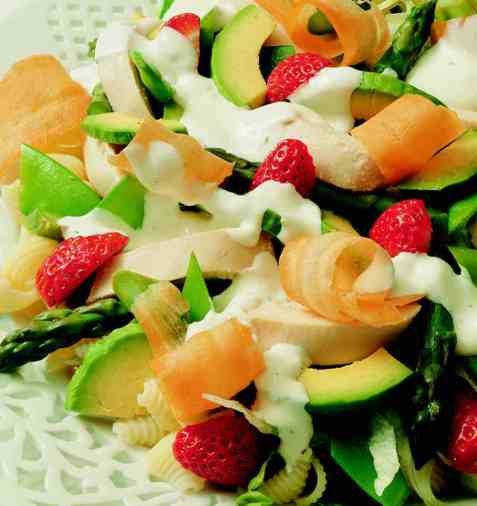 Sommerens kyllingsalat med myntedressing oppskrift.