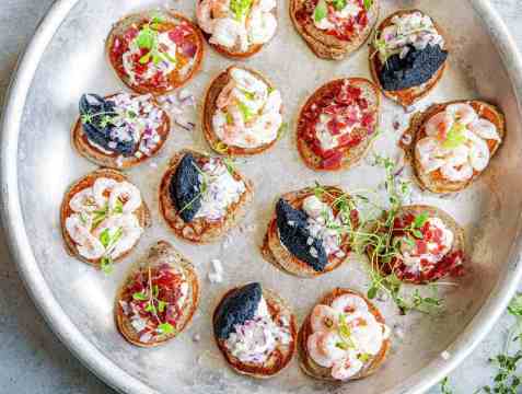 Blinis med fenalår, rogn og reker oppskrift.