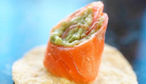 Røykt ørret med guacamole på nacho chips oppskrift.