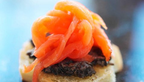 Røykt ørret og tapenade på bruchetta oppskrift.