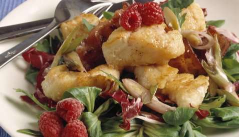 Salat med steinbit og bringebærdressing oppskrift.