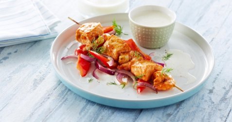 Laks og scampi på spyd med lun kesamsaus oppskrift.