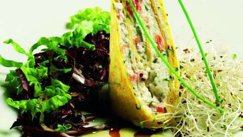 Omelettrulade med røkelaksfyll oppskrift.