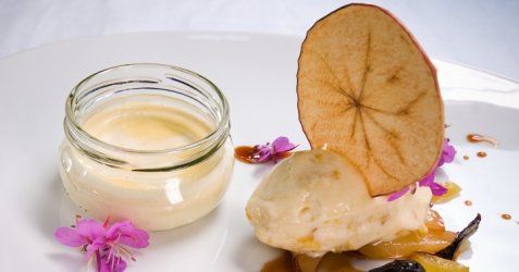 Fløterand med urter, plomme- og kvedesorbet og tørkede epleskiver. oppskrift.