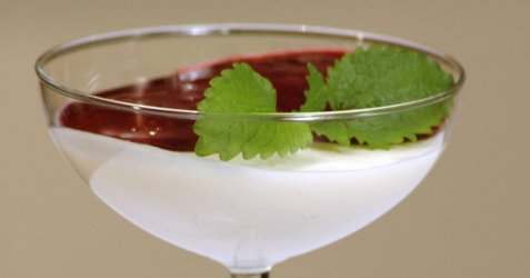 Panna Cotta med bærsaus oppskrift.