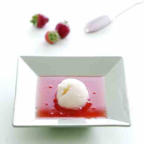 Fruktsuppe med yoghurtis oppskrift.