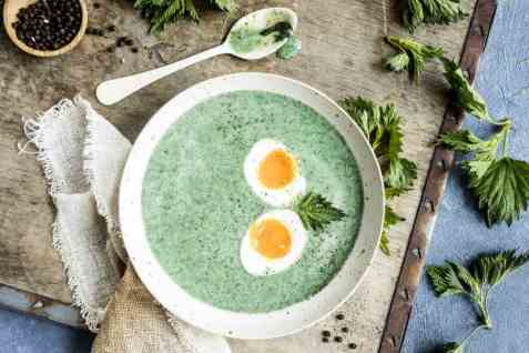 Neslesuppe med smilende egg oppskrift.