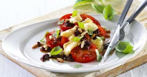 Tomatsalat med lun ridderost, pinjekjerner og basilikum oppskrift.