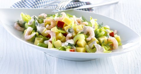 Ost- og rekesalat med rømmesaus oppskrift.