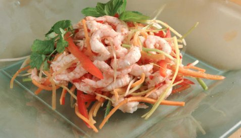 Salat med reker, grønnsaker og thaikrydder oppskrift.
