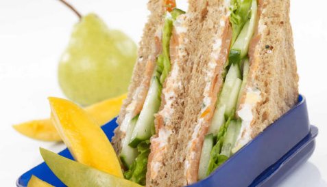 Sandwich med laks og agurk oppskrift.