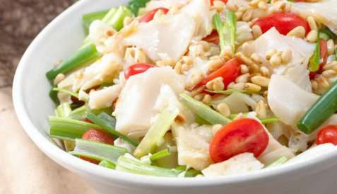 Salat med tørrfisk og cherrytomater oppskrift.
