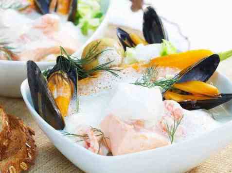 Fiskesuppe med skalldyr og laks oppskrift.
