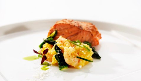Ovnsbakt laks og risotto med marinerte reker og asparges oppskrift.
