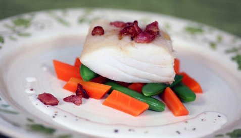 Klippfisk med bacon og hvit saus oppskrift.