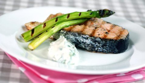 Grillet laks med asparges og urterømme oppskrift.