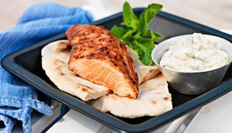 Grillet tandoorilaks med raita og naanbrød oppskrift.