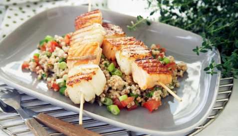 Grillspyd med laks og kamskjell med tabbouleh oppskrift.