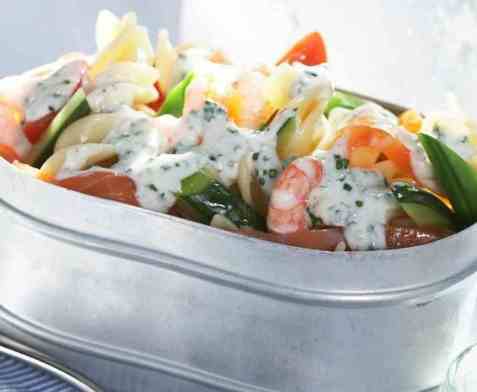 Pastasalat med røykt laks og dressing oppskrift.