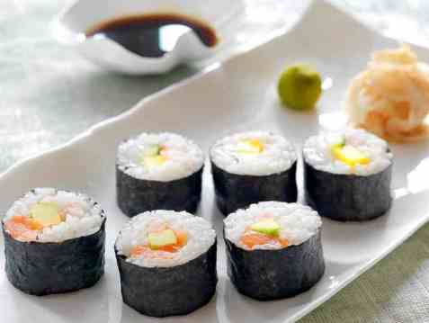 Maki sushi med laks, kveite og reker oppskrift.