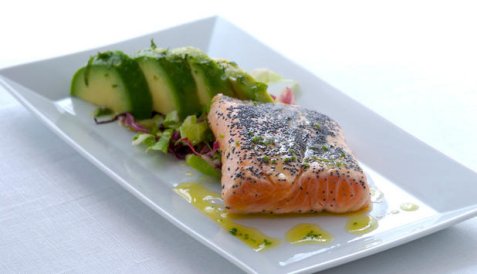 Ovnsbakt marinert laks med avokadosalat oppskrift.