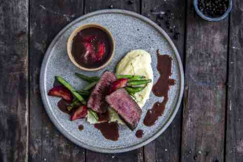 Reinsdyrfilet med krydret plommesaus oppskrift.