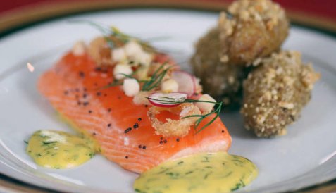 Gravet laks med sennepssaus og hasselbakte poteter oppskrift.