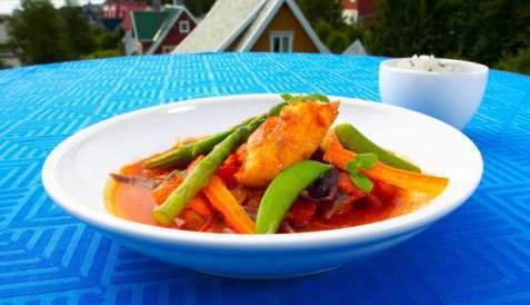 Fisk i gryte med tomat og chili oppskrift.