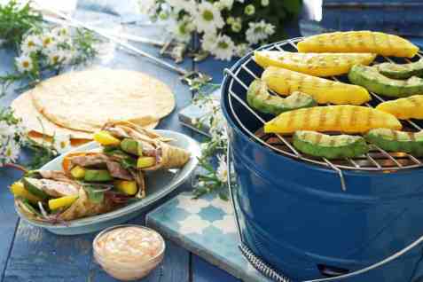 Fajitas med grillet mango og avokado oppskrift.