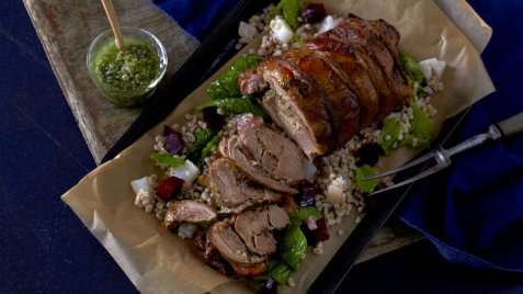 Utbeinet lammelår med myntepesto og byggrynsalat oppskrift.