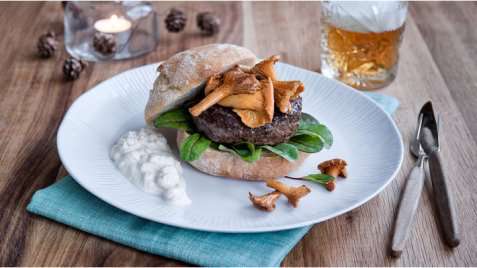 Reinsdyrburger med kantareller og multedressing oppskrift.