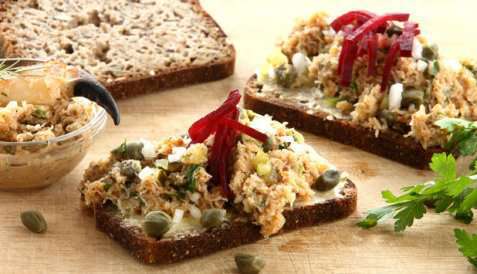 Krabbesalat på grovt brød oppskrift.