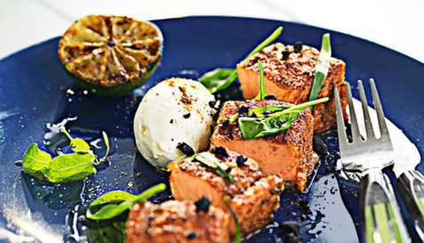 Grillet laks med fennikel og fetadressing oppskrift.
